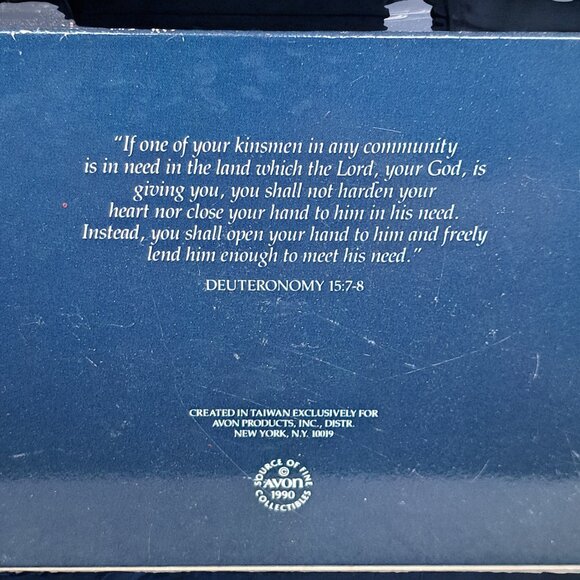 Avon Nativity Collectibles THE POOR MAN White Porcelain Bisque Figurine 1990 - Picture 13 of 14